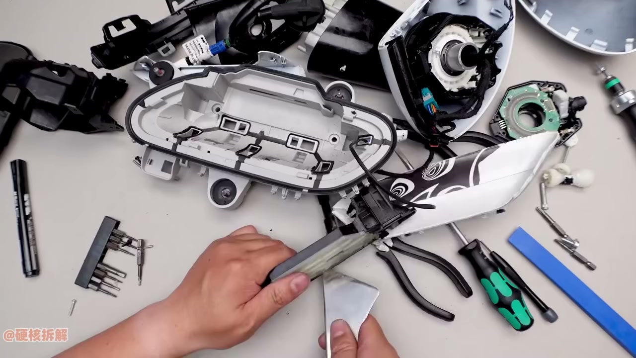Jin Daily Car Trivia: Did you know the Xiaomi car uses the same type of switch found in your computer mouse? illustration