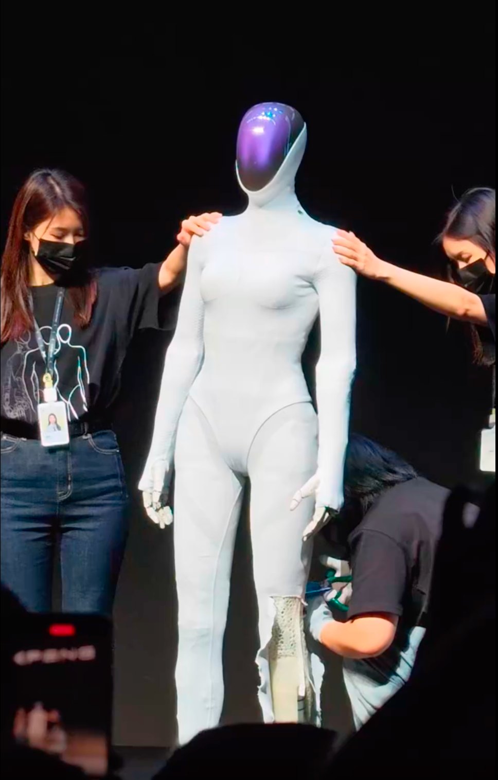 Jin Daily Tech Trivia – XPeng’s Robot Was So Human, People Thought It Was Fake illustration
