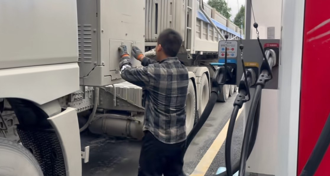 Jin Daily Tech Trivia: Megawatt EV Charging Showdown – Huawei’s 3-Gun Monster illustration